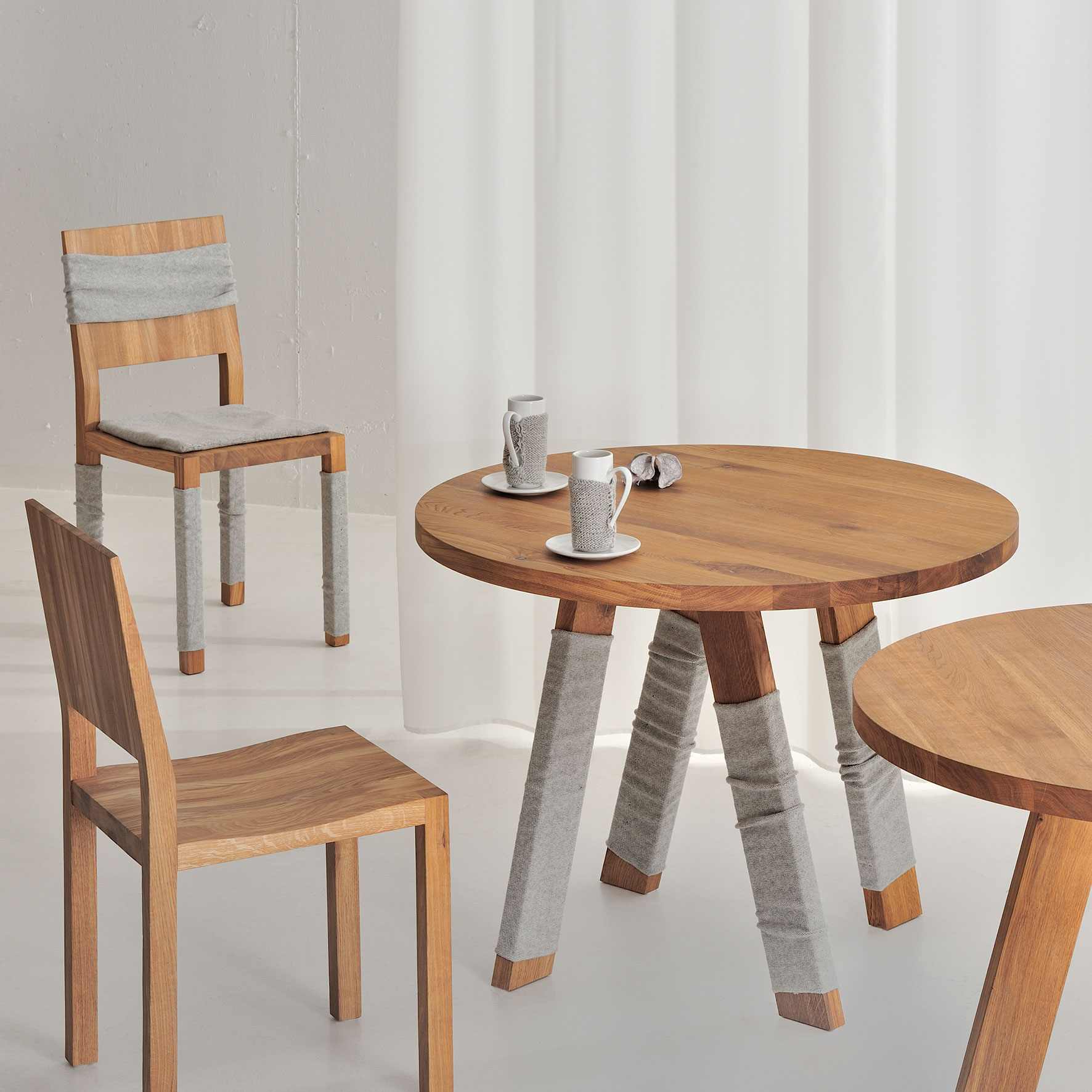 Designer table Round ZIRKEL 3625Q custom made in solid wood by vitamin design