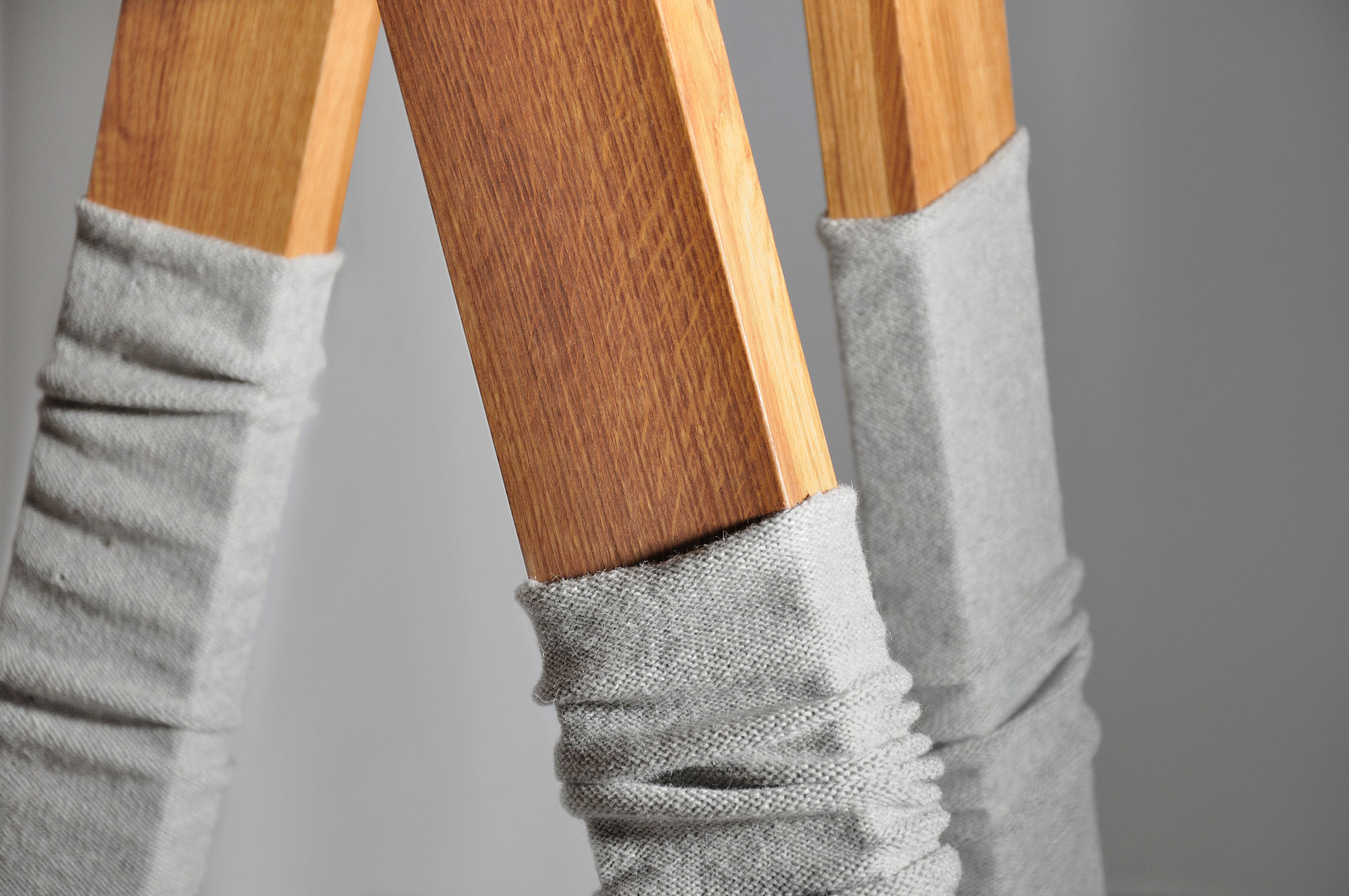 Designer table Round ZIRKEL 6418 custom made in solid wood by vitamin design